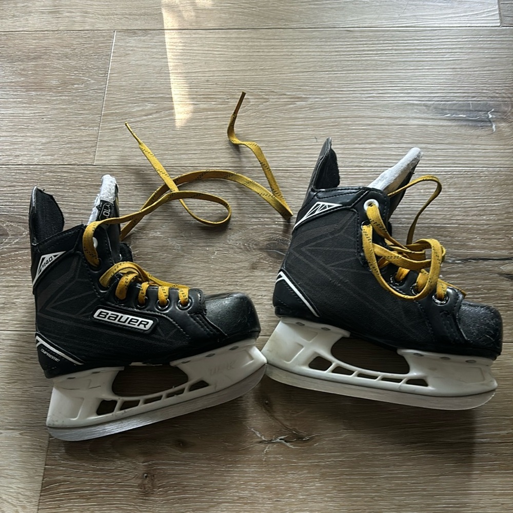 Youth Bauer S140 Ice Skate